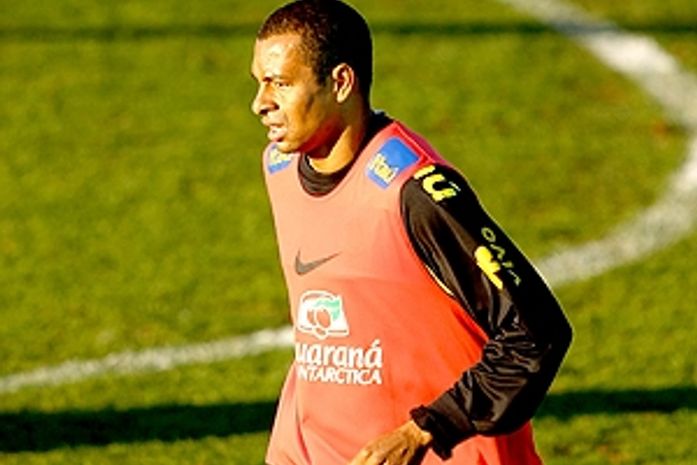 Volante Gilberto Silva, machuca o tornozelo durante treinamento