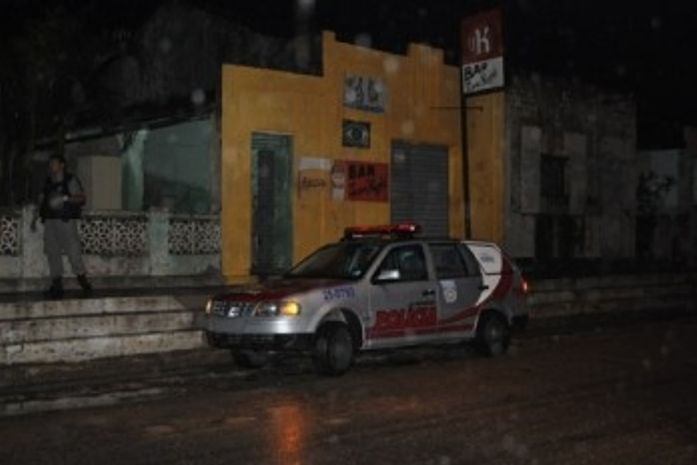Empresário leva dois tiros em frente ao seu bar e reconhece atirador