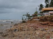 Avanço do mar ameaça casas do Pontal do Peba, em Piaçabuçu