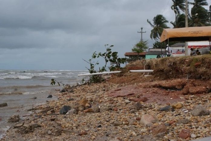 Avanço do mar ameaça casas do Pontal do Peba, em Piaçabuçu