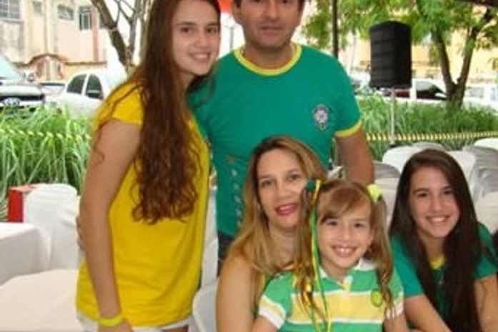 O empresário Pereira, sua esposa e suas três filhas.