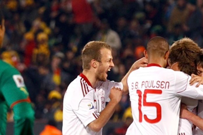 De virada, Dinamarca elimina Camarões e classifica a Holanda