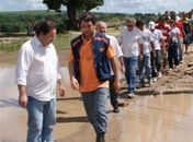 Renan, Ronaldo Lessa e Luciano Barbosa visitam Rio Largo após enchente do Mundaú