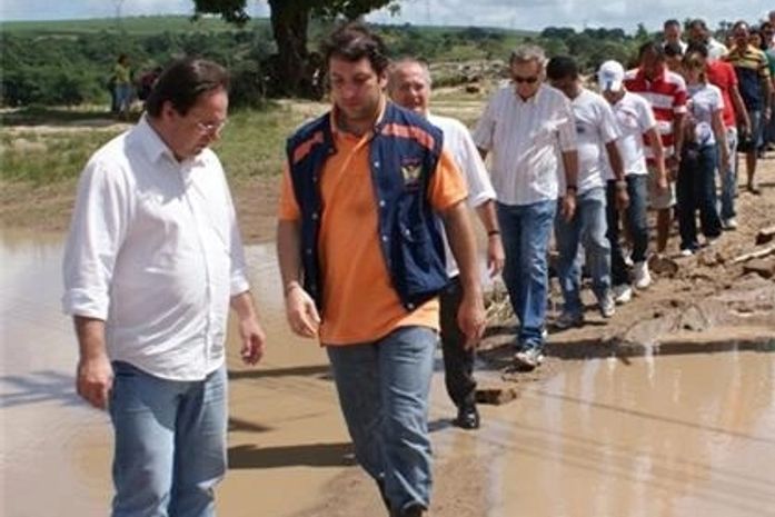 Renan, Ronaldo Lessa e Luciano Barbosa visitam Rio Largo após enchente do Mundaú