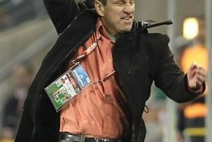 Video: Dunga se descontrola, xinga jornalista da Globo e ofende árbitro