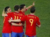 Espanha desencanta, vence Honduras e segue na briga