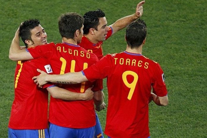 Espanha desencanta, vence Honduras e segue na briga