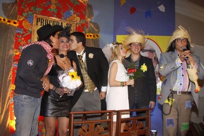 Sortuda, a atriz suzana Pires recebe um beijo duplo de seus dois pares na quadrilha junina