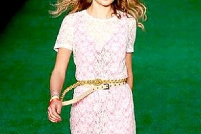 No desfile da verão 2011 Alessa, no Fashion Rio, as faixas apareceram nos looks, adornando os cabelos soltos das modelos