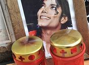 Velas deixadas para Michael Jackson nesta terça-feira
(22) por fãs na Alemanha. 