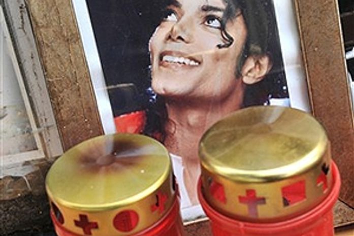 Velas deixadas para Michael Jackson nesta terça-feira
(22) por fãs na Alemanha.