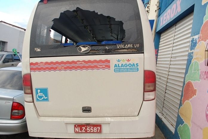 Micro ônibus foi apedrejado