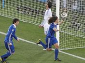 Mistão argentino sofre com retranca grega, mas vence e vai às oitavas em 1º