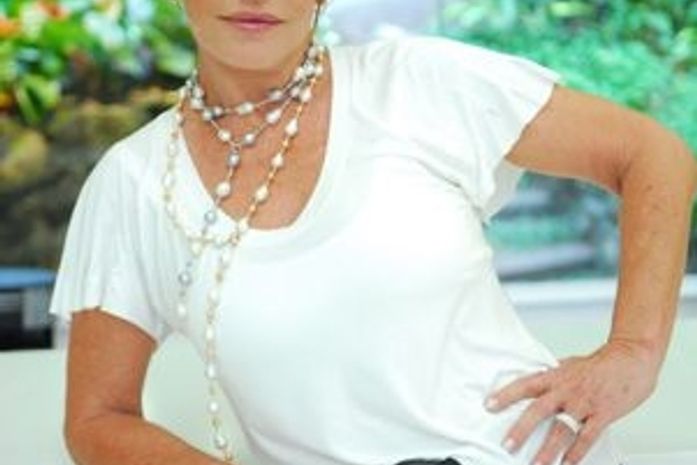 Ana Maria Braga chora ao vivo e desmente affair com dançarino