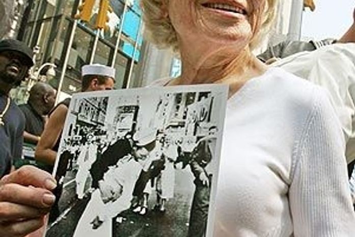 Morre enfermeira da 2ª Guerra famosa por foto de beijo em NY