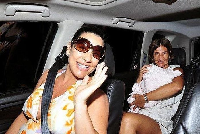 Scheila Carvalho deixa a maternidade com a filha Giullia