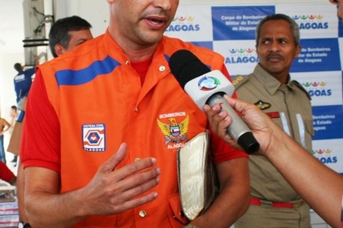 "Não é honesto aproveitar um momento com este para fazer poítica", Responde o comandante