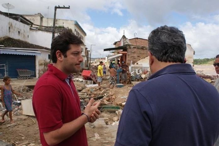 Prefeito Toninho Lins mostra os estragos causados pelas chuvas