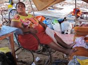 Salete vive com os filhos e netos em uma tenda de lona na praça de Rio Largo 