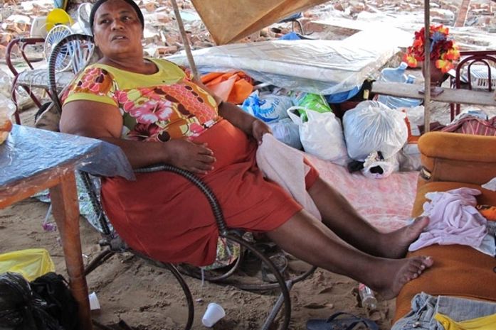 Salete vive com os filhos e netos em uma tenda de lona na praça de Rio Largo