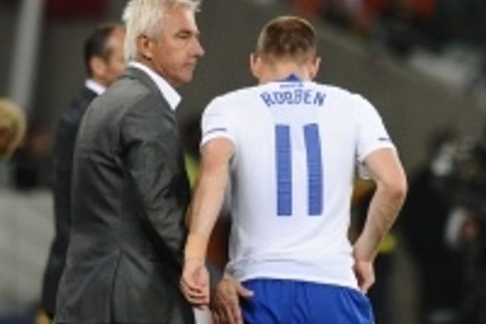 Em 'amistoso de luxo', Holanda despacha Camarões e fica no caminho do Brasil