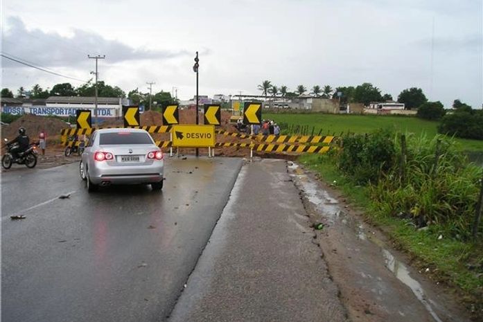 Carreta carregada de refrigerantes tomba em desvio do Anel Viário de Arapiraca