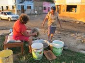 Mãe e filha tentam recuperar o que sobrou da casa e
se protegem contra saqueadores em Rio Largo