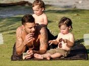 Papai: Ricky Martin curte praia com os gêmeos