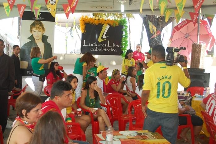 Fotos: mesmo com empate, maceioenses comemoram classificação do Brasil para as oitavas-de-final