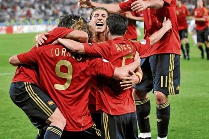 Espanha afasta "fantasma", vence e põe Chile no caminho do Brasil