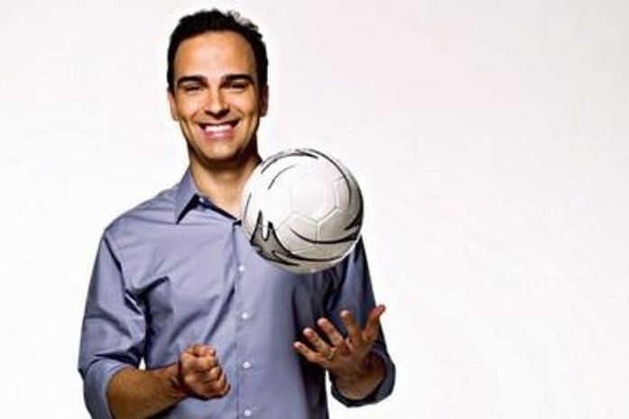 Tadeu Schmidt dá dicas às mulheres sobre como agir em época de Copa
