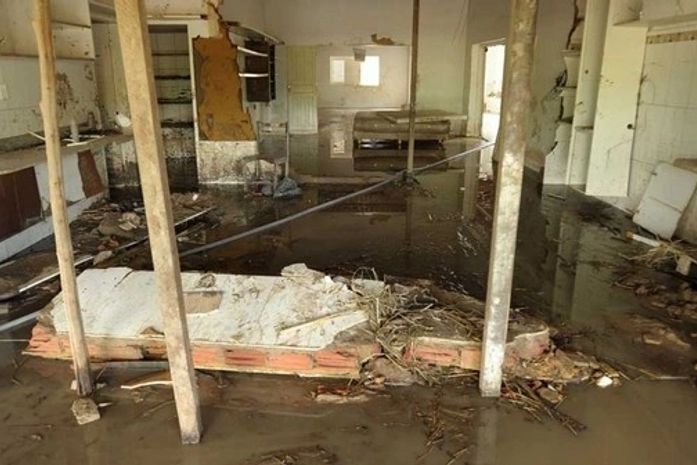 Enchente derruba casa dos Calheiros em Alagoas
