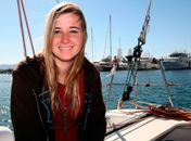 Americana de 16 anos resgatada no mar pisa em terra firme após cinco meses
