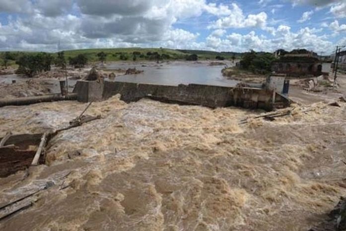 A origem do tsunami: Revista diz que quebra de barragens originou tragédia
