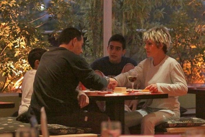 Ana Maria Braga janta com o ex-marido no Rio de Janeiro