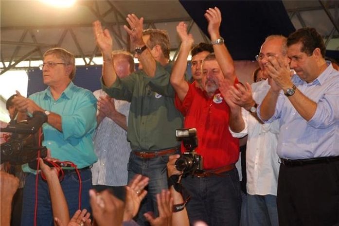 Frente oficializa Lessa e candidatos tentam ligar seus nomes ao de Lula