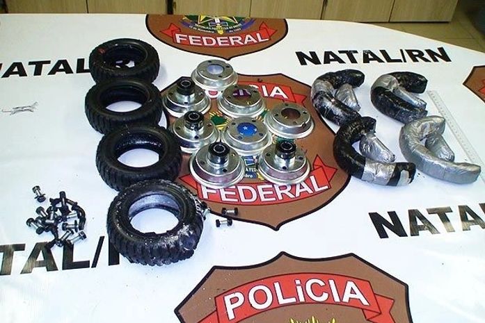 RN: presa estrangeira com droga em pneus de suporte de malas