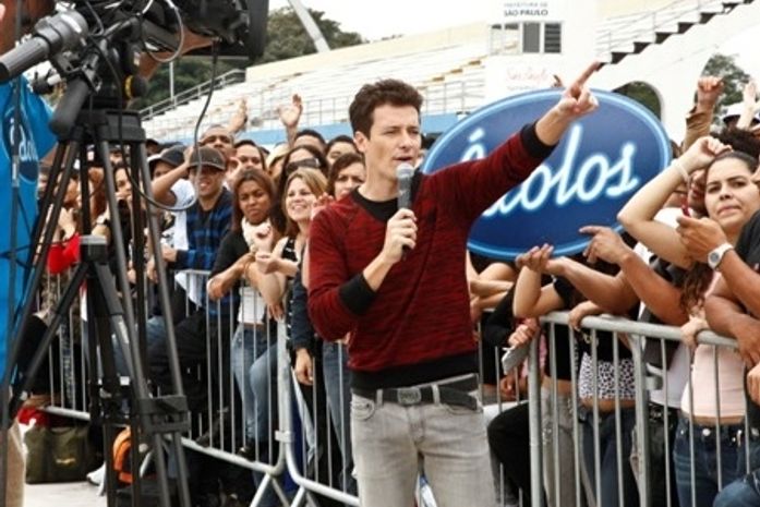 Candidato do Ídolos promete beijo na boca de jurado se for aprovado