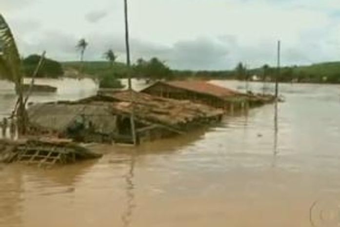 Vídeo: Chuva causa mais transtornos para moradores de Alagoas e Pernambuco