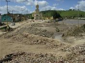 Construções às margens dos rios provocaram enchentes em cidades