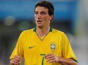 Elano volta a sentir o tornozelo e abandona o treino físico mancando