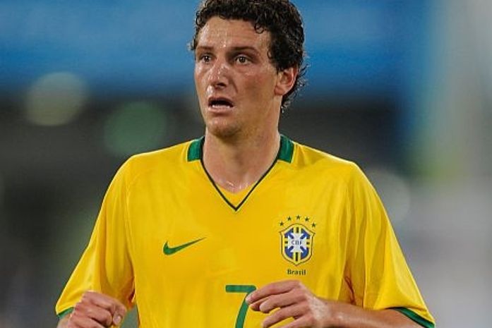 Elano volta a sentir o tornozelo e abandona o treino físico mancando