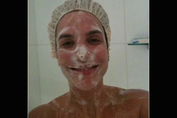 Ivete Sangalo posta foto com touca de banho e espuma no rosto no Twitter