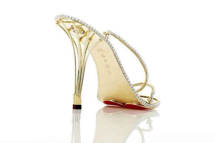 Joia nos pés: sandália de ouro e diamantes custa R$ 270 mil