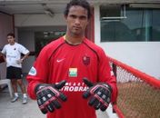 Video: Amigo do goleiro Bruno é flagrado saindo com um saco do sítio do flamengista