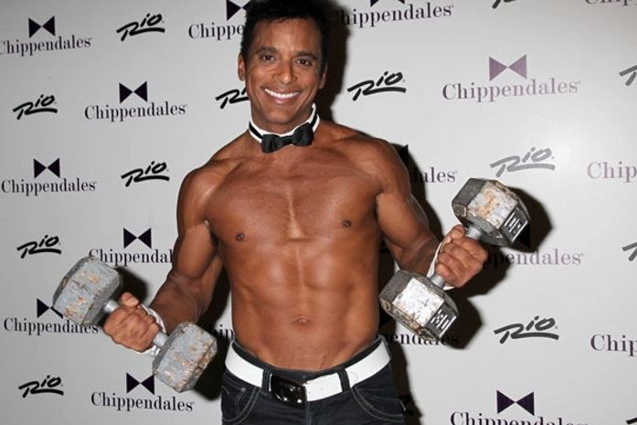 Musculoso e sem camisa, Jon Secada promove novo CD em Las Vegas