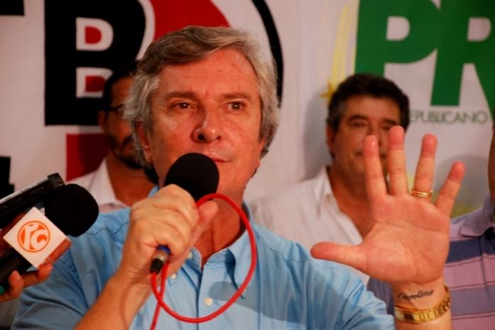 Chapa de Fernando Collor acata veto e lança novo jingle