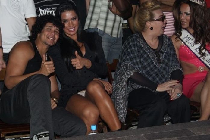 Gracyanne Barbosa mostra mais do que deve em concurso de travestis