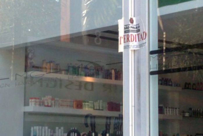 Lacre colocado no MG Hair, na Rua Estados Unidos, nos Jardins
