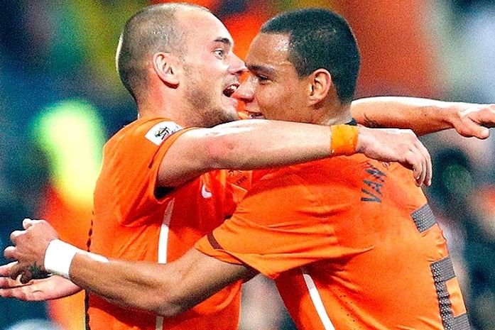 Sneijder, à esquerda, foi escolhido o melhor em campo na vitória sobre o Brasil